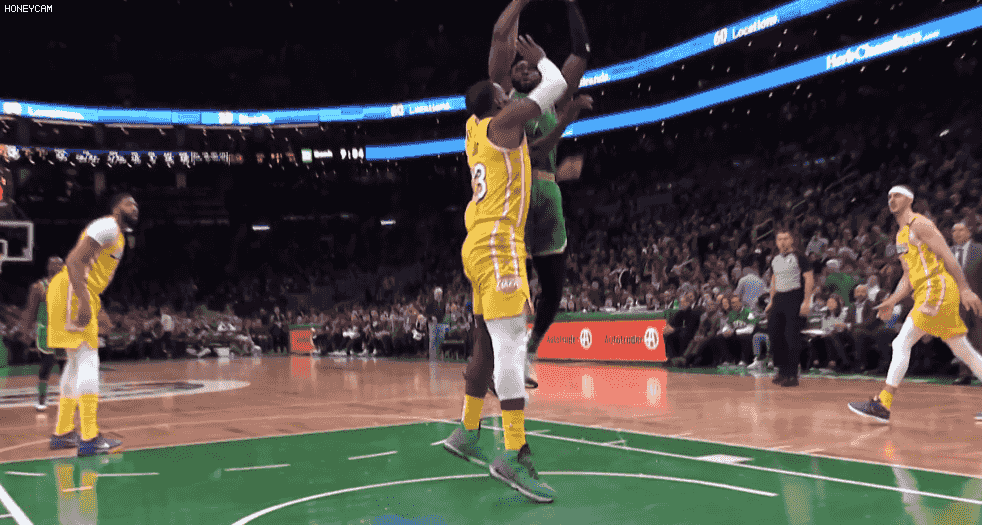 解说：太阳对内线的攻击非常凶 进攻真的很不错 处理球很果断流畅（解说：太阳猛攻内线火力十足，进攻出色，处理球果断流畅）