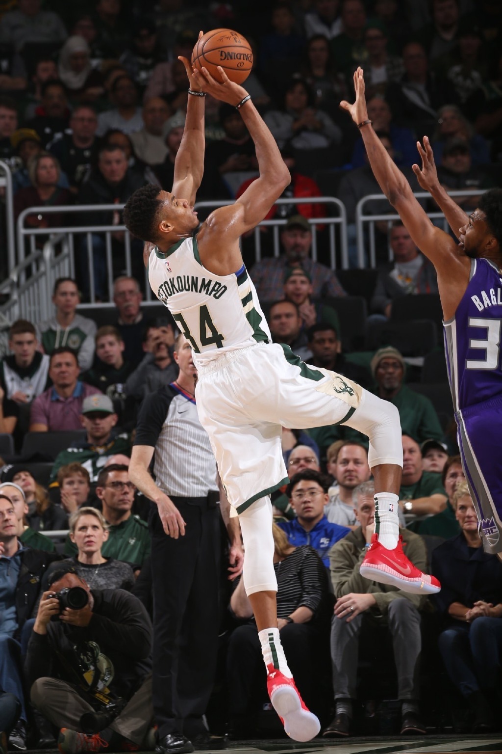 三球&克尼佩尔&米勒同时砍25分+5助，创NBA历史纪录（三球、克尼佩尔、米勒同砍25分+5助攻，改写NBA历史纪录）