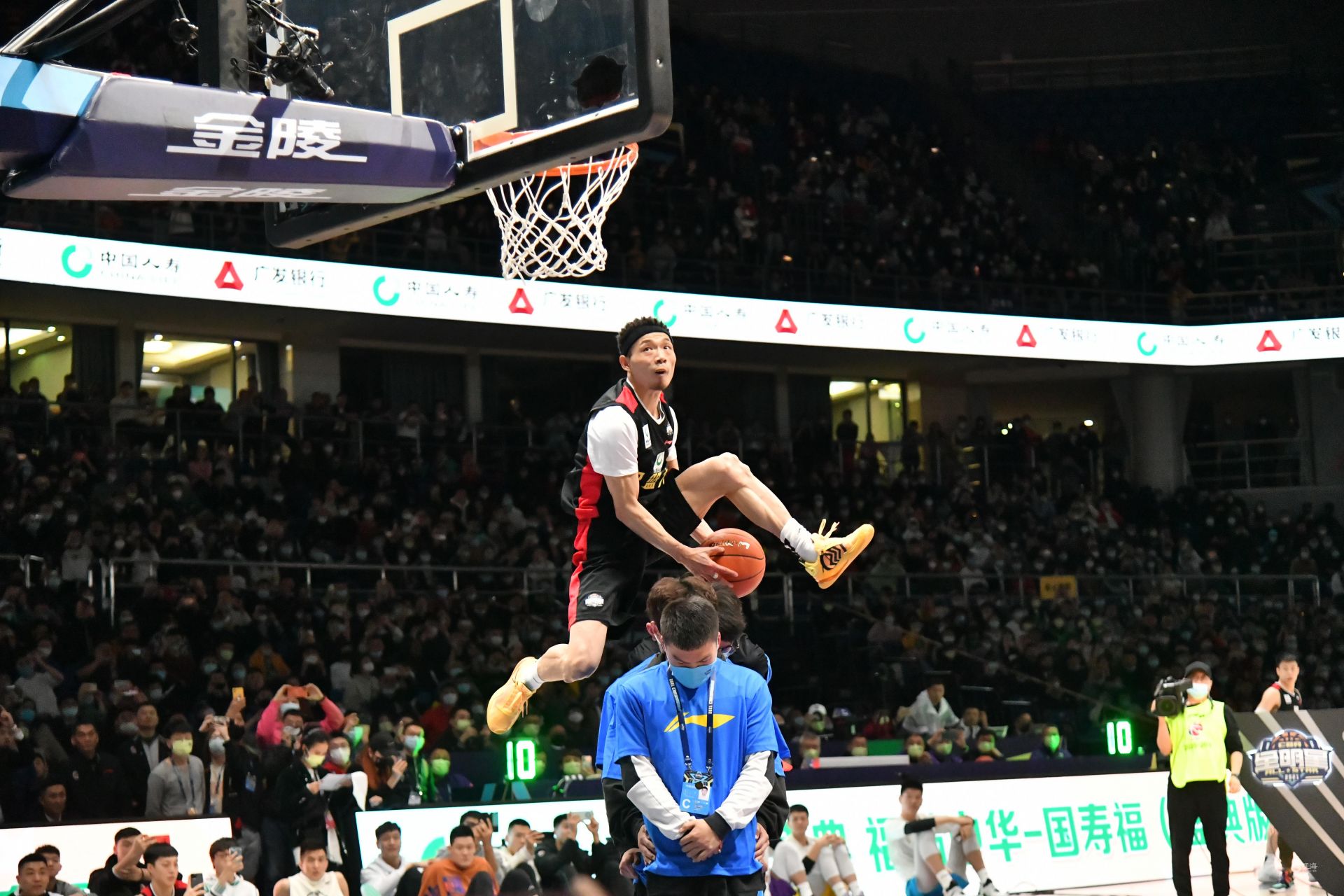 英格兰队＆曼城祝斯特林31岁生日快乐 切尔西无表示 周薪超30万镑（31岁生日斯特林获英格兰队与曼城送祝福，切尔西未表态，周薪超30万镑）