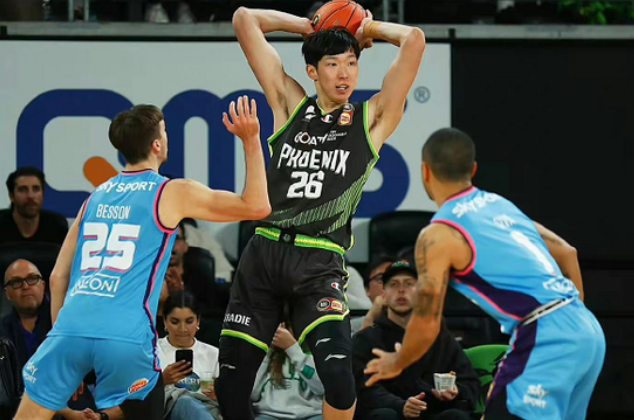 船记：小琼斯恢复对抗训练，对阵开拓者将继续缺席（快船随队记者：小琼斯已开始参与对抗训练，战开拓者仍将缺席）