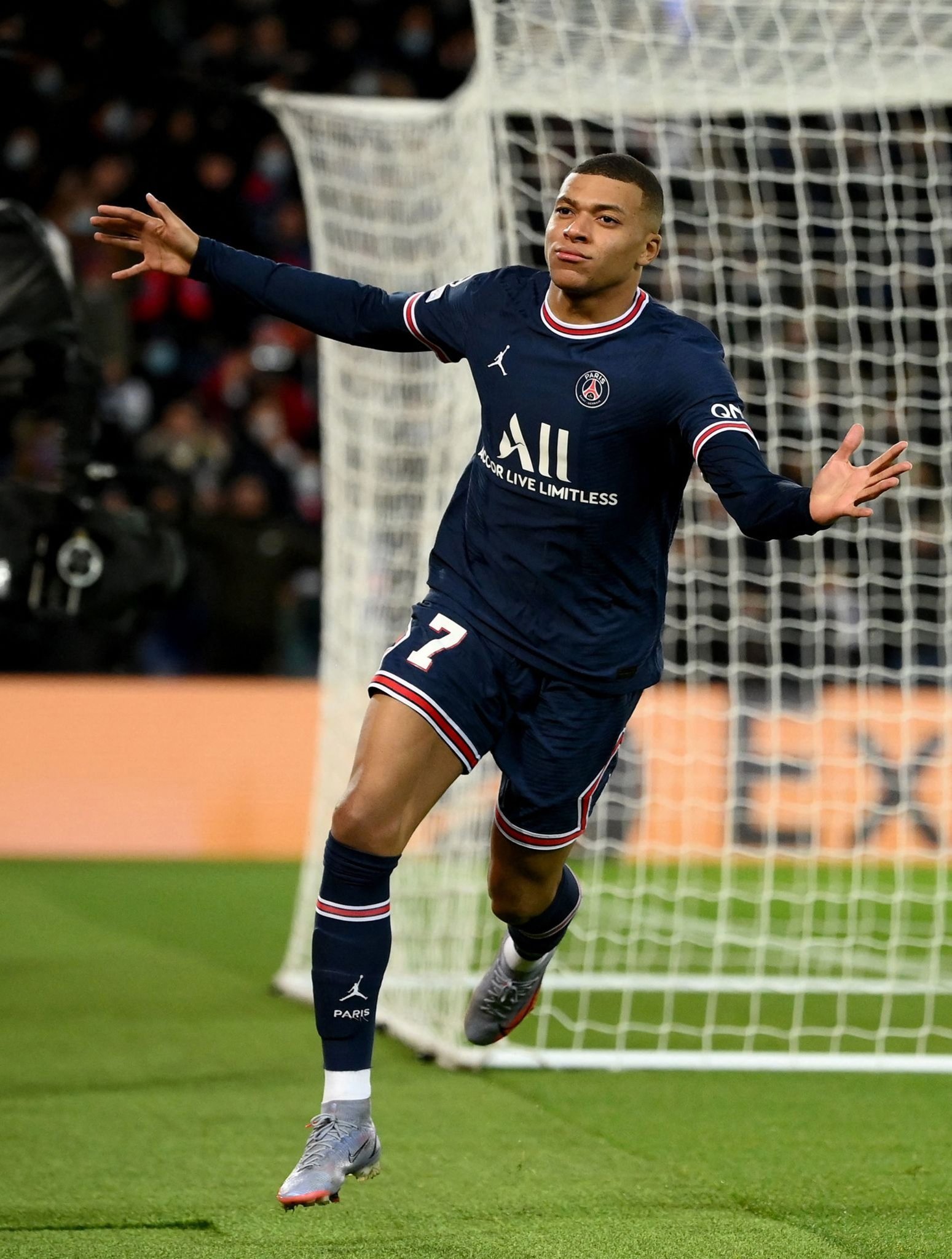 一场看似酣畅的四球大胜，却很难昭示曼联在下赛季的未来（四球大胜表面亮眼，却难以预示曼联下赛季前景）