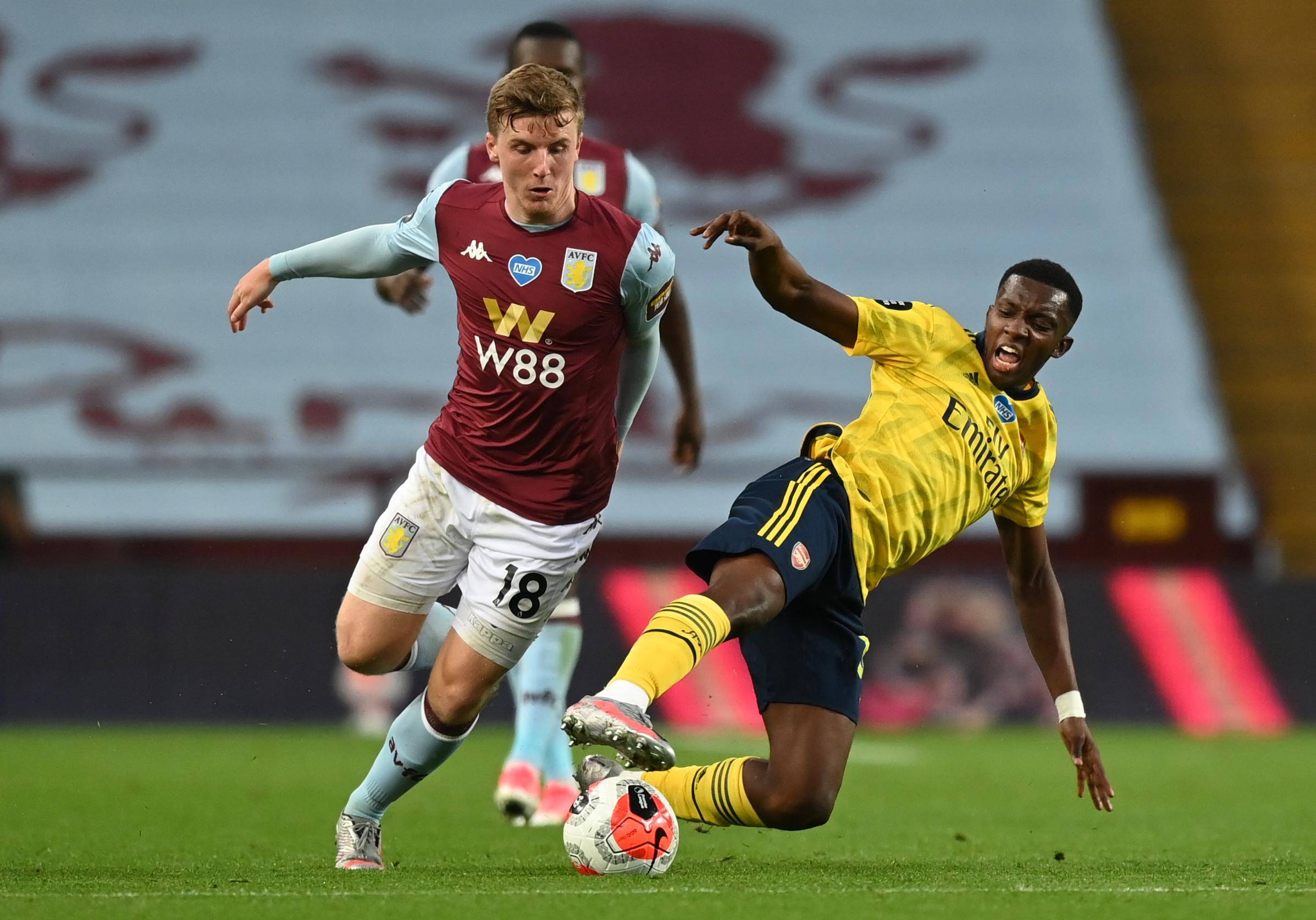 冲击力十足！弗拉格单打巴特勒 挤压防守抛投打中（炸裂冲击！弗拉格单挑巴特勒 顶防抛投命中）