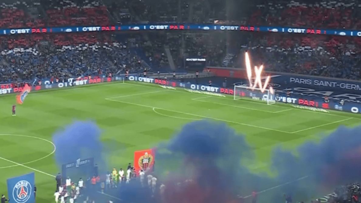 足球国足公开训练吸引千名球迷现场加油（国足公开训练吸引上千球迷到场助威）