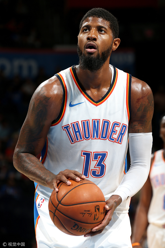 飞起来了！美国高中球员这波操作太秀了！（起飞！美国高中球员这一波神操作震撼全场）