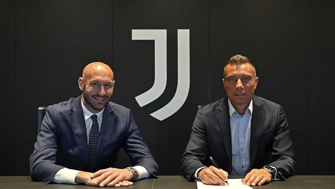 贝克汉姆首夺MLS冠军 14岁小七抹胸抢镜 大布缺席惹争议（贝克汉姆首捧MLS桂冠 小七造型引关注 大布缺席成热议）