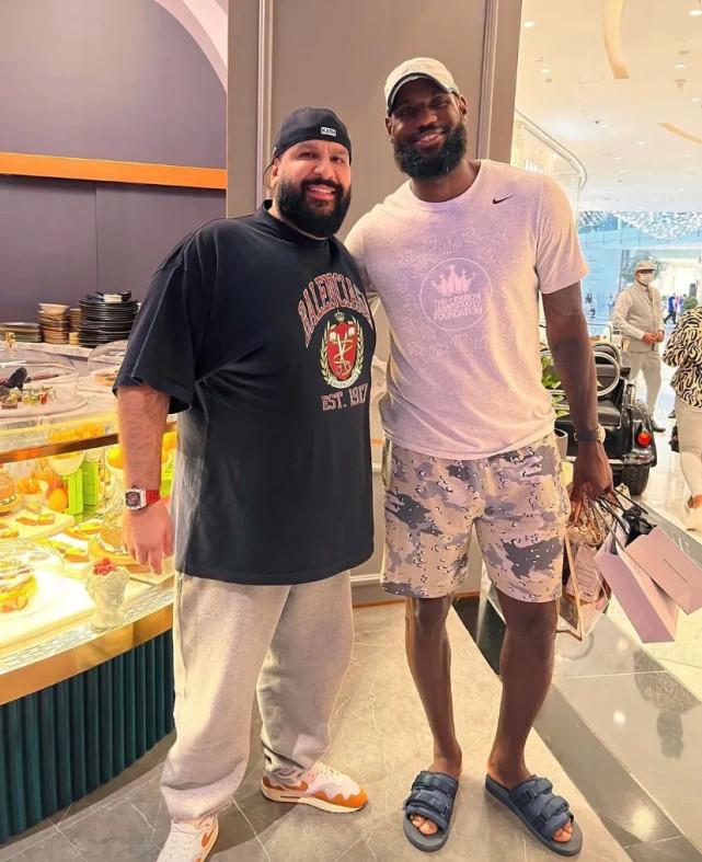 篮球湖人球迷制作大型海报欢迎队内新援（湖人球迷用巨幅海报迎接球队新援）