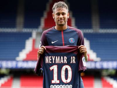 徐根宝：希望海港给国足输送更好的球员 我们的目标是世界杯（徐根宝：期待海港为国足培养更优人才，目标直指世界杯）