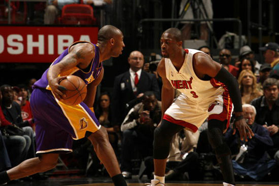 篮球盛宴：NBA杯MVP之争（篮坛狂欢：NBA杯MVP争夺战）