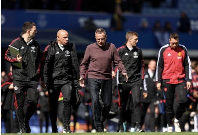 谁说不回防？老詹飞身追帽直接摔出场外 伊森进攻犯规火箭挑战失败（谁说老詹不回防？詹姆斯飞身追帽摔出场外，伊森进攻犯规火箭挑战未果）