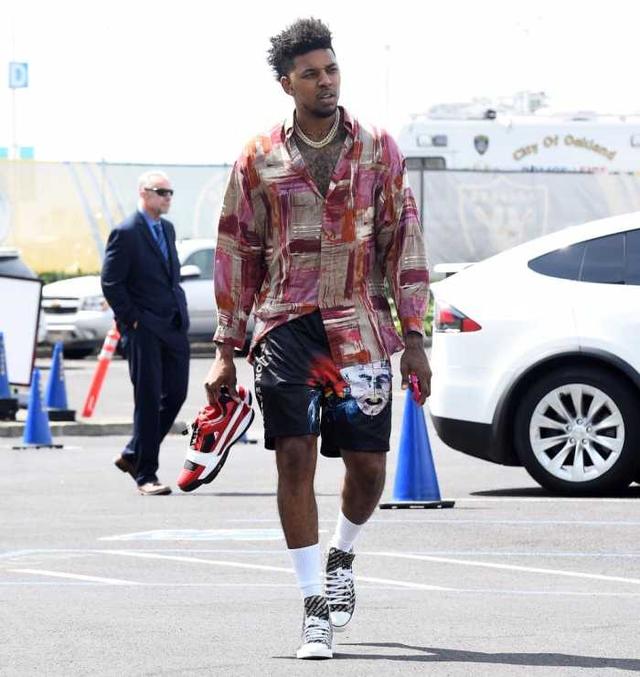 后脑勺抢断！琼斯传球击中王哲林 上海顺势抢断反击得手（琼斯传球误中王哲林后脑勺，上海趁机抢断快攻得分）