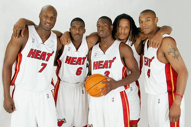 艰难扛队前行！库里三分再爆37分！三分12中9了！（孤胆扛队！库里轰37分，三分12投9中！）