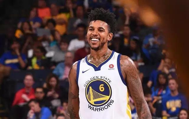 前队友揭秘科比打人事件：讨债100美元突然出拳 发语音道歉哭了（前队友称科比因追讨100美元突然出拳，随后语音道歉并落泪）