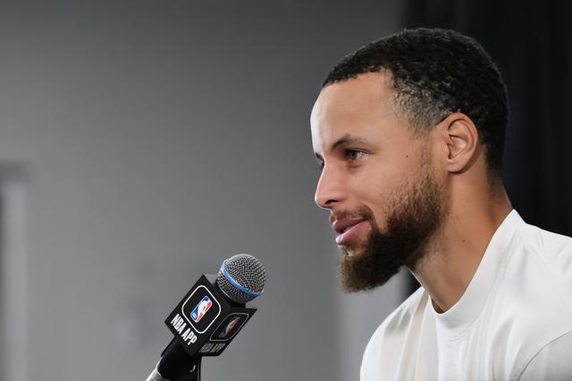 詹姆斯：防守时我们要拧成一根绳，并且时刻保持沟通（詹姆斯：防守要齐心协力，沟通不停歇）