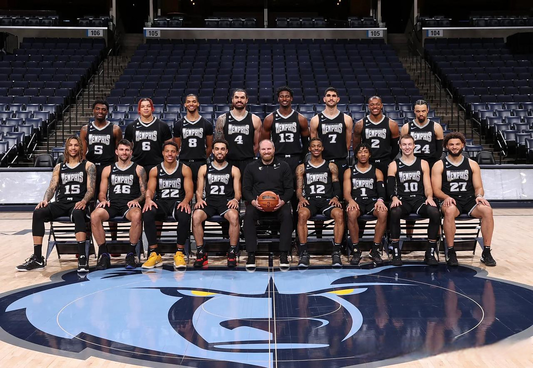 湖人VS太阳首发：詹姆斯卢卡+艾顿八村塁斯玛特 布克狄龙领衔太阳（湖人战太阳首发公布：詹姆斯携卢卡、艾顿、八村塁、斯玛特；太阳由布克、狄龙领衔）