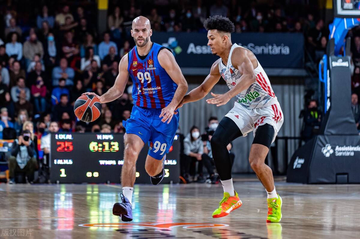 队友送大礼！QPR绝杀功臣疯狂庆祝，下一秒只剩底裤苦笑（队友大赠送！QPR绝杀英雄狂喜庆祝，转眼只剩内裤无奈苦笑）