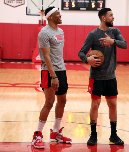 上场眉骨缝了3针！广东客场战浙江 徐杰戴着发带进行赛前热身（眉骨缝3针后，广东客战浙江，徐杰戴发带进行赛前热身）