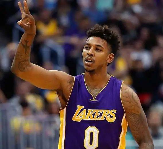 早报：拜仁的四线一十六胜，在我的肩膀上扛着！（早报：拜仁四线豪取16连胜，一肩扛起全队！）