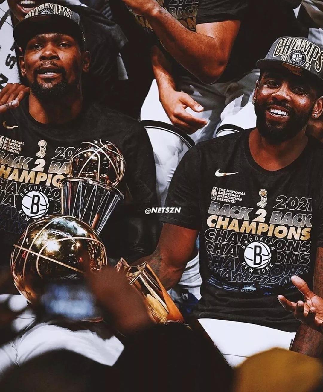 英超中游陷大乱斗！11队仅差6分，曼联利物浦等四队同积26分（英超中游混战白热化：11队分差仅6分，曼联、利物浦等四队同积26分）