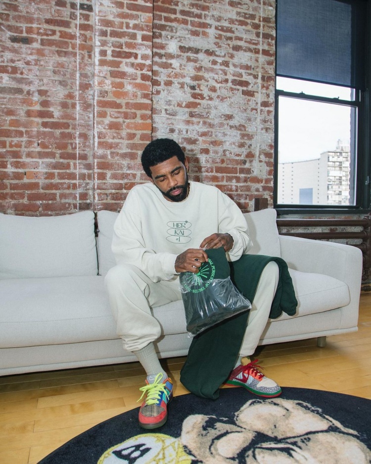 篮球赛场上的明星——西亚卡姆的表现（球场焦点：西亚卡姆的精彩发挥）