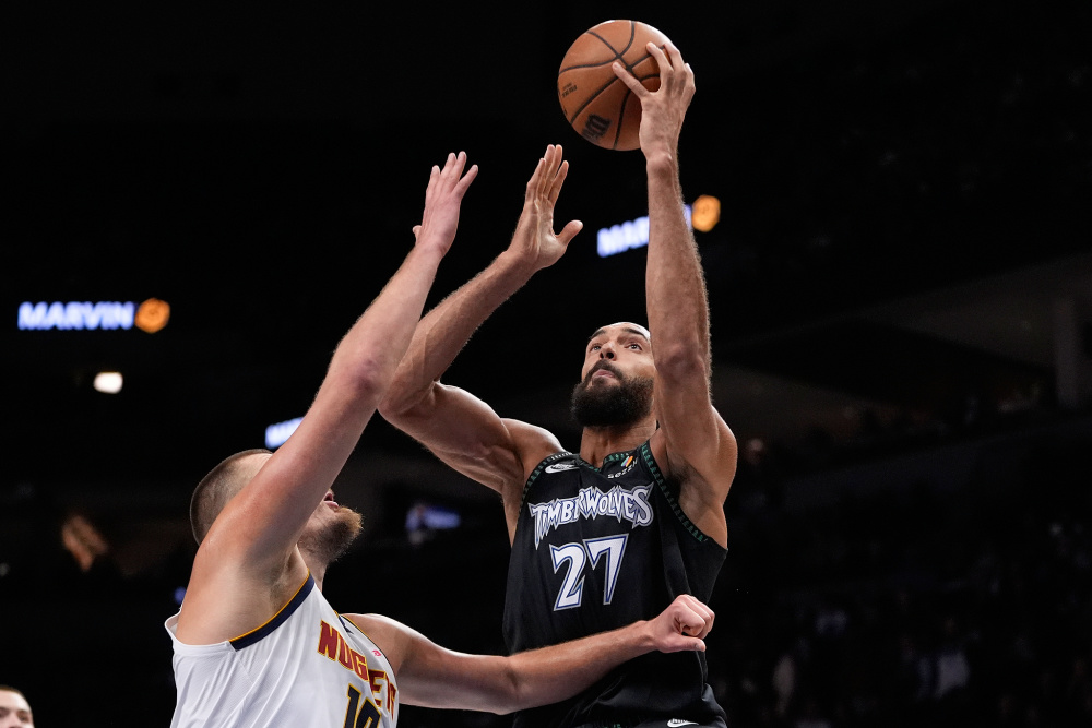 篮不住嘴丨湖人已向国王询价蒙克 3换1抄底方案拿下？（篮不住嘴丨湖人打听蒙克：三换一抄底能成吗？）