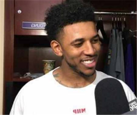 詹姆斯谈对阵独行侠：感受当然不一样，对面都是老队友和教练（詹姆斯谈迎战独行侠：心境不同，对面尽是昔日队友与教练）