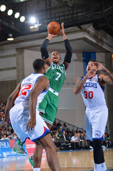 NBA战报：马克西35分，埃奇库姆绝杀，76人99-98险胜勇士（NBA速递：马克西轰35分，埃奇库姆压哨制胜，76人99-98险挫勇士）